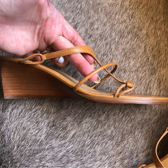 White mountain tan genuine leather strappy sandals carved wood heel 2.5” size 9 - Picture 2 of 8